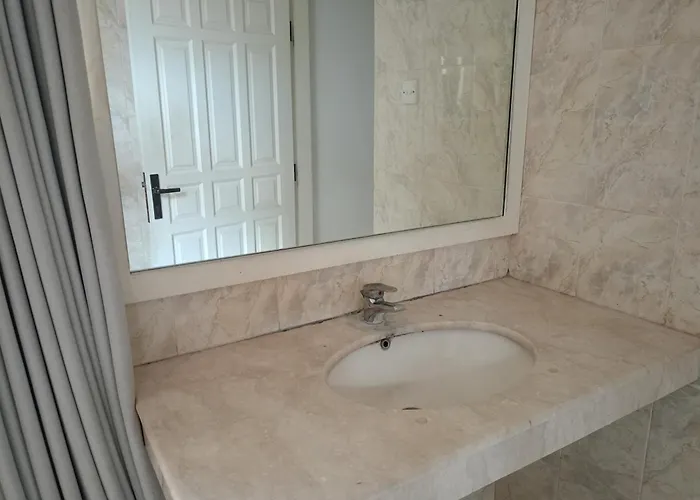 Pensión Casavina 201 Batu Bolong Beach 4*