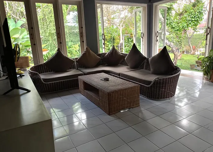 Pensión Casavina 201 Batu Bolong Beach 4*
